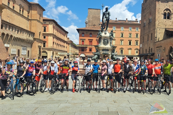 Cyclists gathered in Piazza del Nettuno Bologna for a guided city tour featuring the historic Neptune Fountain